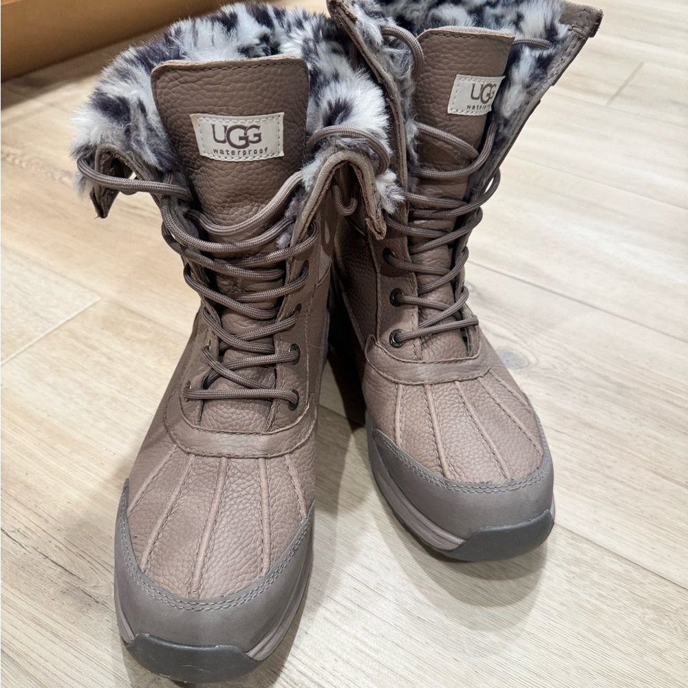 UGG Women's Adirondack taupe/ snow leopard